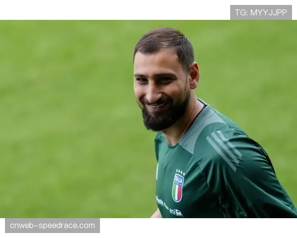 赛后混合采访区，未能扑出点球的意大利门将多纳鲁马沉默离场